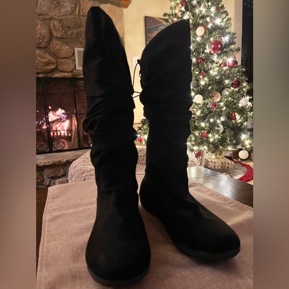 Shoes - Black boots with memory foam